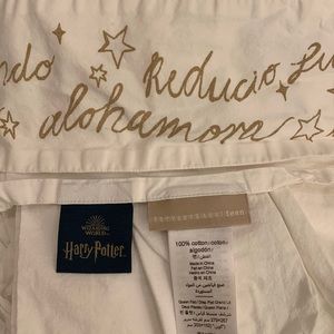 Harry Potter Pottery Barn queen sheet setFitted included- 2 pillow cases